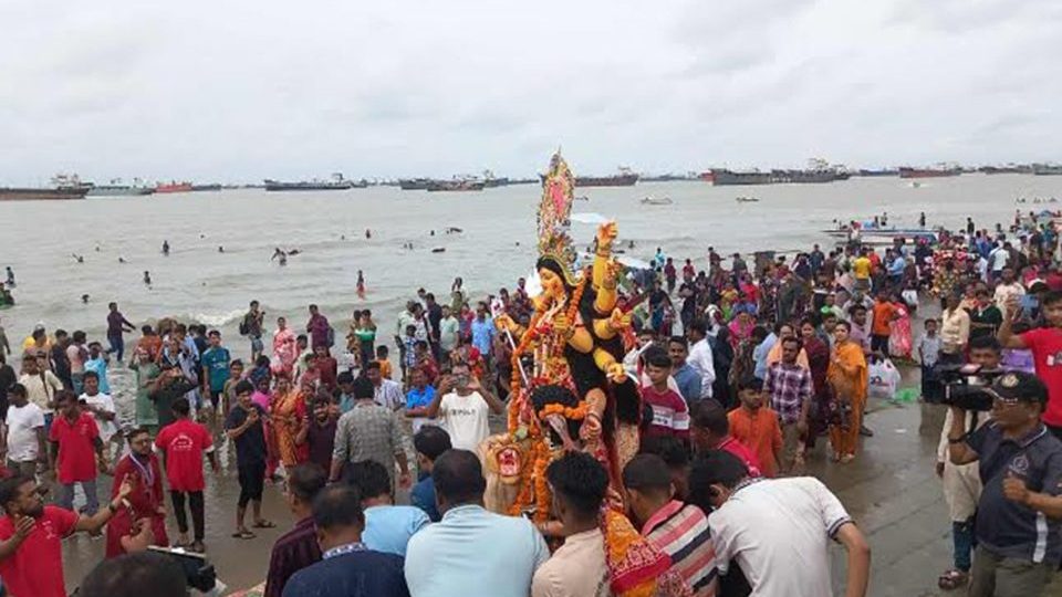 বৈরী আবহাওয়ার মধ্যেও বিসর্জন দেখতে পতেঙ্গা সমুদ্রসৈকতে মানুষের ঢল নামে। ছবি : বাসস