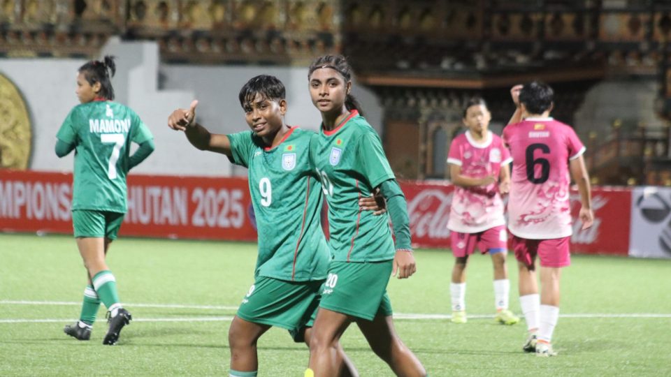 এক ফ্রেমে ‍দুই গোলদাতা আলপি (৯ নম্বর) ও প্রীতি। ছবি: বাফুফে
