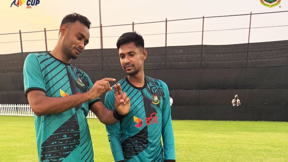 অনুশীলনে শরিফুল ইসলাম ও মোস্তাফিজুর রহমান। ছবি : বিসিবি