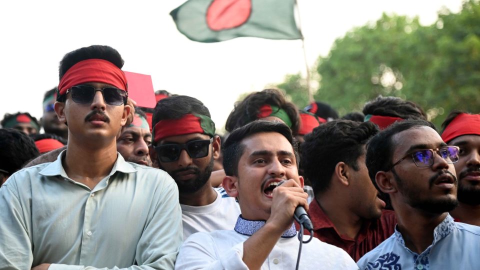 baishommobirodhi-chatra-andolan-221024 কেন্দ্রীয় শহীদ মিনারে মঙ্গলবার বৈষম্যবিরোধী ছাত্র আন্দোলনের সমাবেশে সারজিস আলম।