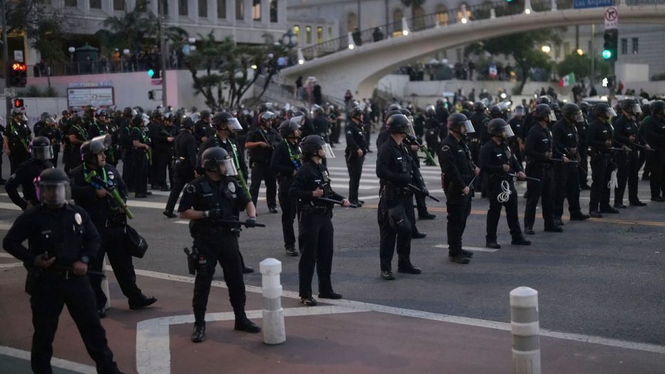 curfew-imposed-in-los-angeles