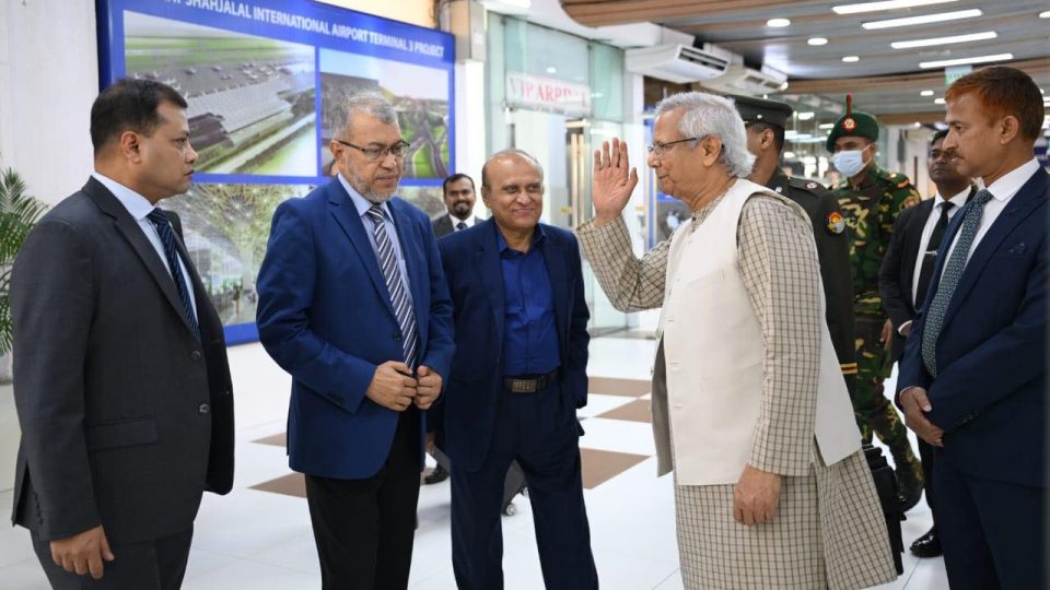 মালয়েশিয়া রওনা হওয়ার আগে ঢাকার শাহজালাল বিমানবন্দরে ড. মুহাম্মদ ইউনূস।