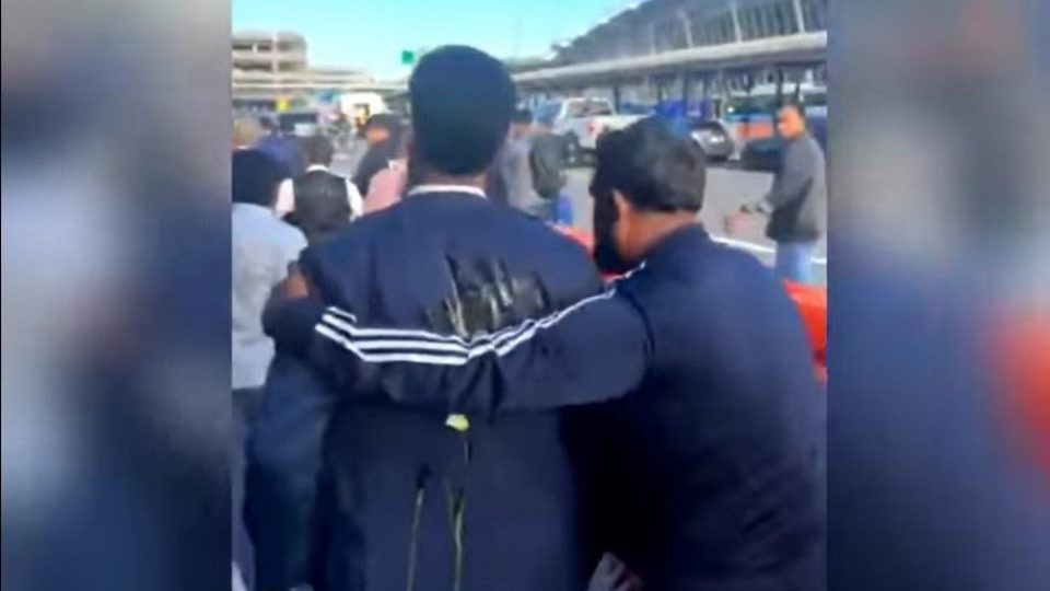 egg-thrown-to-akhter-in-newyork-230925