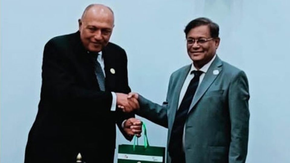 ওআইসি শীর্ষ সম্মেলনের উদ্বোধনী অধিবেশনের ফাঁকে স্থানীয় সময় শনিবার বিকালে পররাষ্ট্রমন্ত্রী ড. হাছান মাহমুদ এবং মিশরের পররাষ্ট্রমন্ত্রী সামেহ হাসান শুকরি বৈঠক করেন। ছবি : বাসস