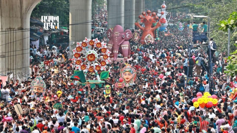 mangal-shovajatra-2024 ২০২৪ সালের মঙ্গল শোভাযাত্রা, যার স্লোগান ছিল- ‘আমরা তো তিমিরবিনাশী’।