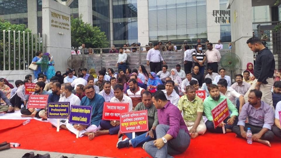এনবিআরের আন্দোলন কর্মকর্তা-কর্মচারীরা শনিবার ‘কমপ্লিট শাটডাউন’ কর্মসূচি ঘোষণা করে।