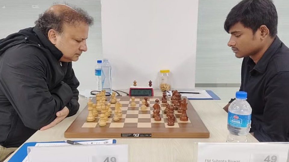 সুব্রত বিশ্বাসকে (ডানে) হারিয়ে চ্যাম্পিয়ন হয়েছেন গ্র্যান্ডমাস্টার নিয়াজ মোরশেদ। ছবি : দাবা ফেডারেশন