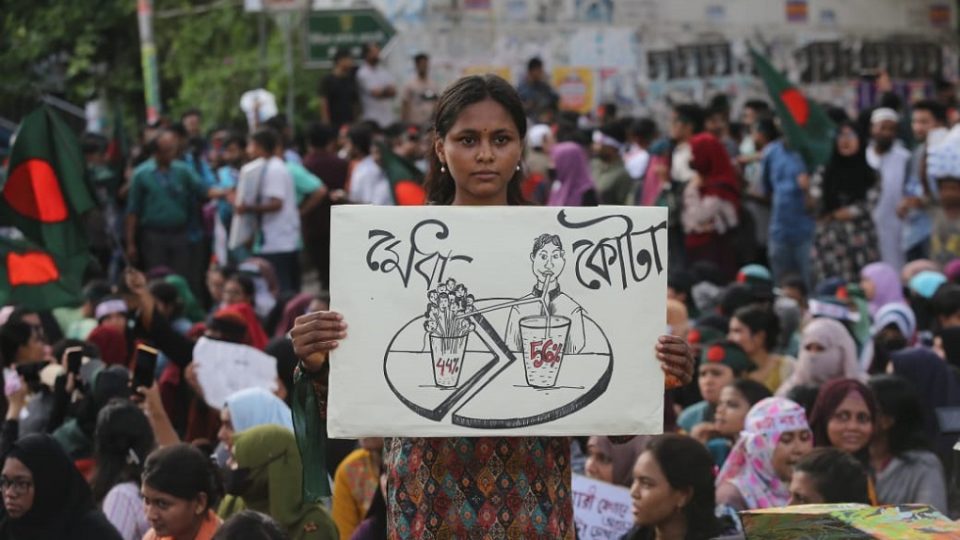 quota1 কোটা সংস্কারের দাবিতে ২০২৪ সালের জুলাই মাসের শুরুতে প্ল্যাকার্ড হাতে শাহবাগ মোড়ে অবস্থান। এই আন্দোলন রূপ নিয়েছিল অভ্যুত্থানে। ফাইল ছবি : সকাল সন্ধ্যা