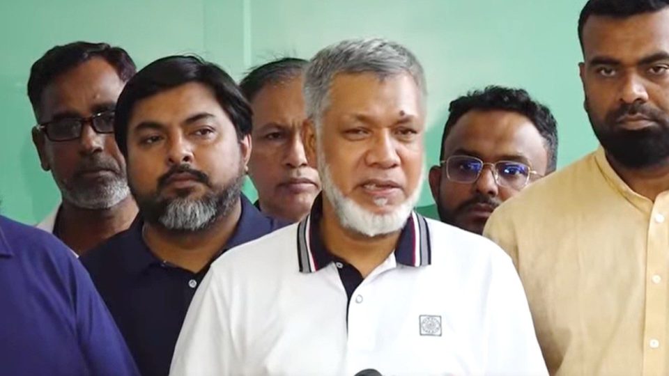 গণমাধ্যমে কথা বলছেন রফিকুল ইসলাম। ছবি : সংগৃহীত