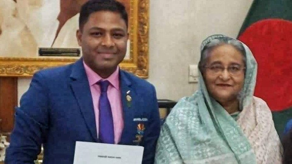 ফ্ল্যাট হস্তান্তরের দিনে তৎকালীন প্রধানমন্ত্রী শেখ হাসিনার সঙ্গে শাকিল আহমেদ। ছবি: সংগৃহীত