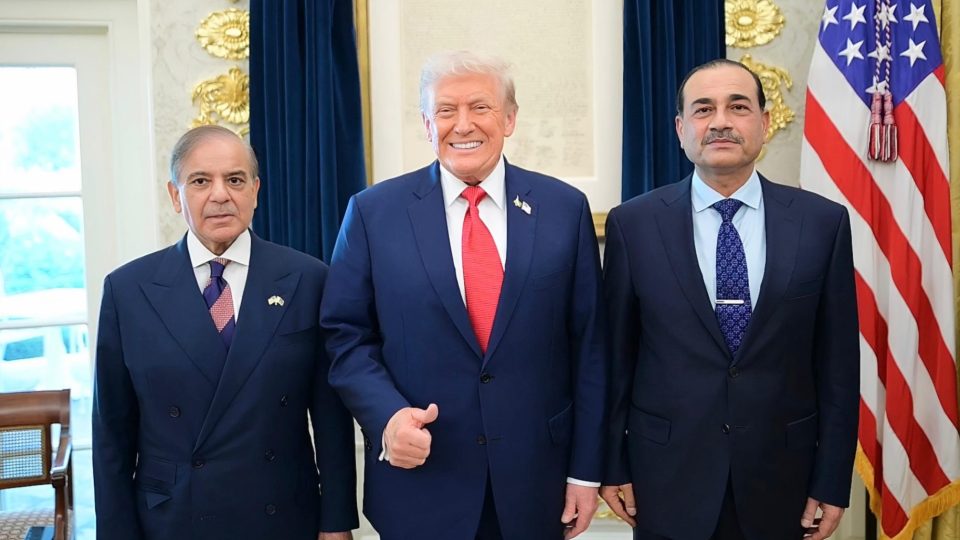shebaz-met-trump-at-whitehouse-250925-01