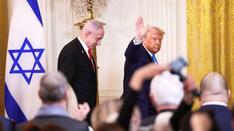 trump-netanyahu-040925 ইসরায়েলি প্রধানমন্ত্রী বেনিয়ামিন নেতানিয়াহুর প্রতি সমর্থন বজায় রেখেছেন যুক্তরাষ্ট্রের প্রেসিডেন্ট ডোনাল্ড ট্রাম্প।