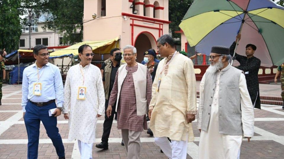 প্রধান উপদেষ্টা ড. মুহাম্মদ ইউনূস মঙ্গলবার ঢাকেশ্বরী মন্দির পরিদর্শনে যান।
