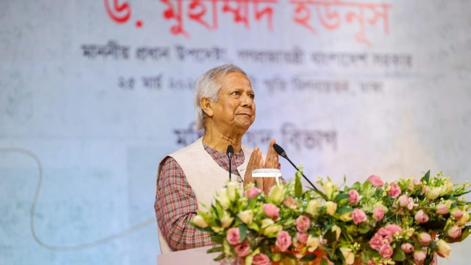 ঢাকার ওসমানী স্মৃতি মিলনায়তনে মঙ্গলবার ‘স্বাধীনতা পুরস্কার-২০২৫’ প্রদান অনুষ্ঠানে ড. মুহাম্মদ ইউনূস।
